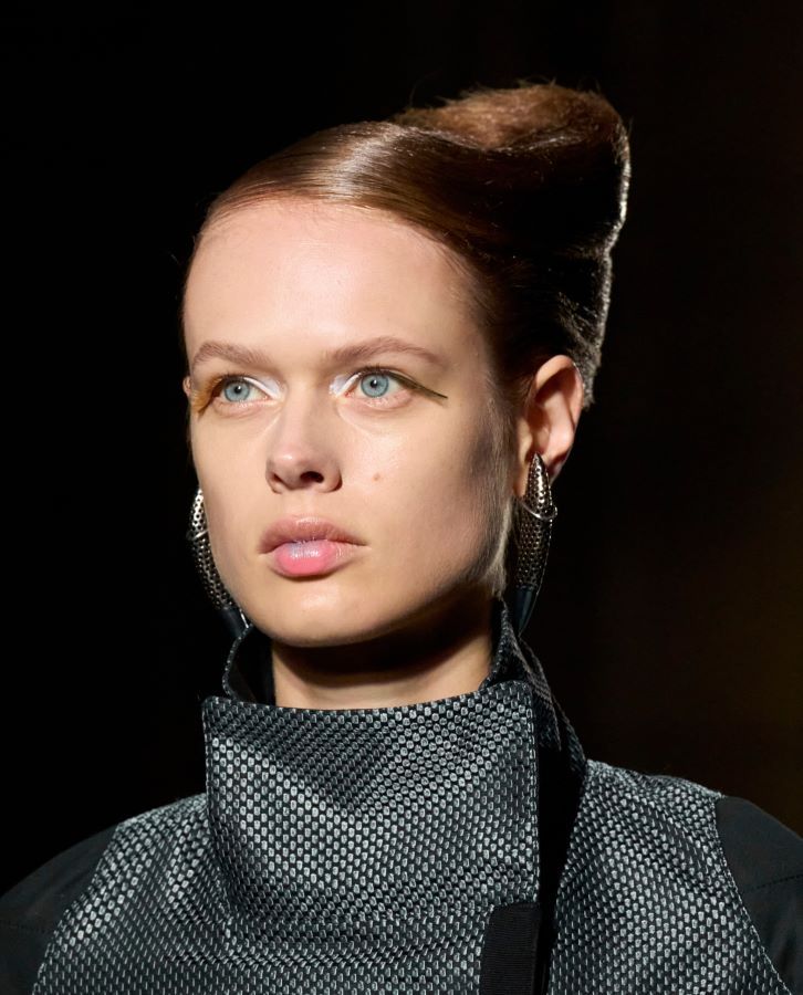 أجمل تسريحات شعر لمناسبات الشتاء بأساليب عصرية من أجدد عروض الأزياء