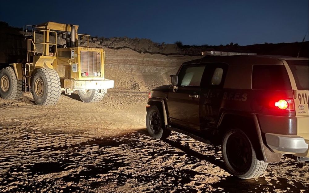 "الأمن والحماية" تضبط مخالفًا باستغلال الرواسب في تبوك