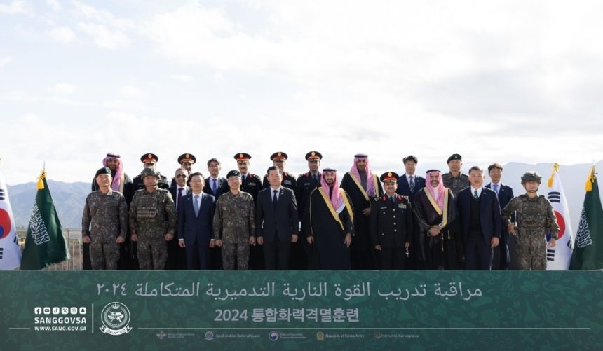 وزير الحرس الوطني يحضر عرضًا عسكريًا لأنظمة الدفاع الكورية