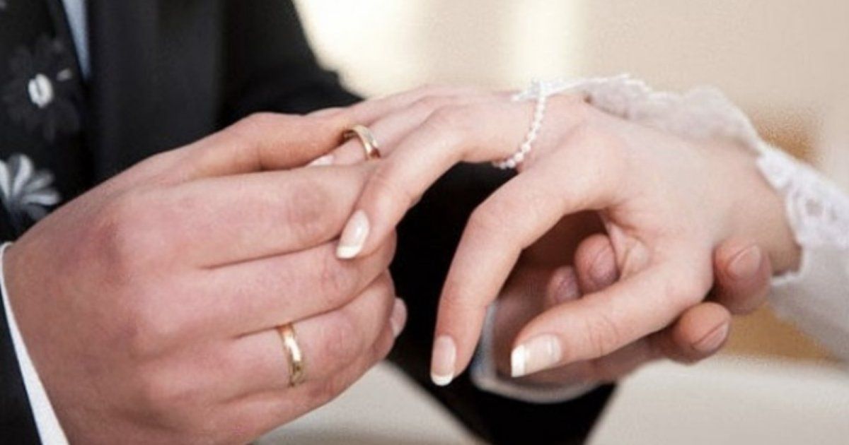 بالصور- ممثلة مصرية شهيرة تحتفل بعقد قرانها بشكل مفاجئ