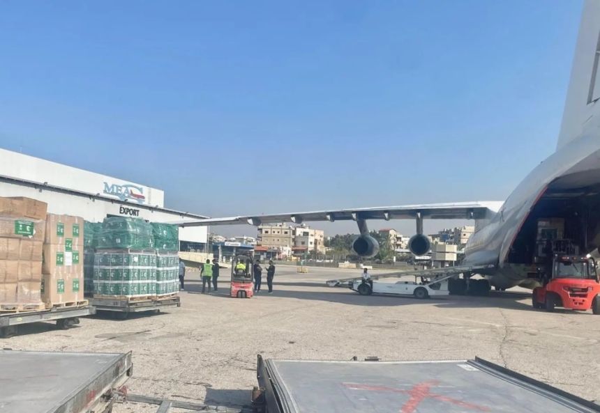 بالصور.. الطائرة الإغاثية السعودية الـ 20 تصل إلى لبنان