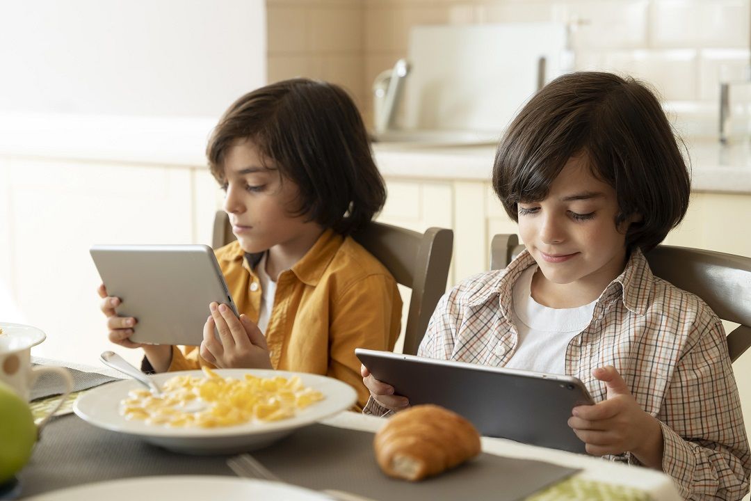 9 خطوات لحماية طفلك من المحتويات السلبية في عالم الإنترنت