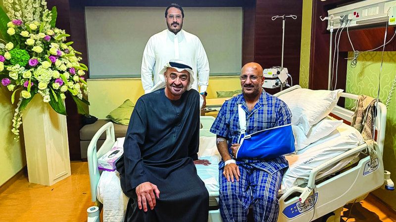 الامارات | رئيس الدولة يطمئن على صحة طارق محمد عبدالله صالح  في مستشفى زايد العسكري