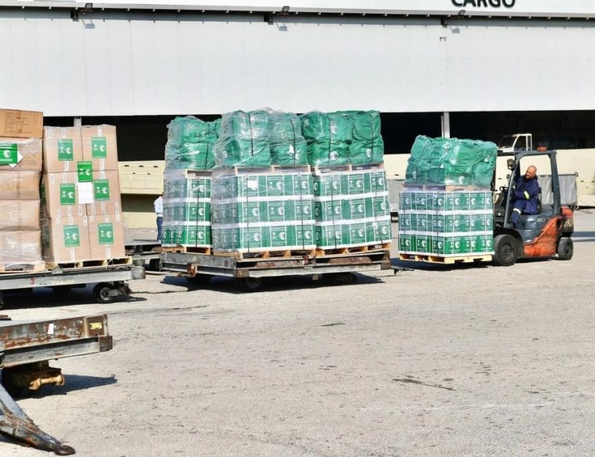 بالصور.. الطائرة الإغاثية السعودية الـ 20 تصل إلى لبنان