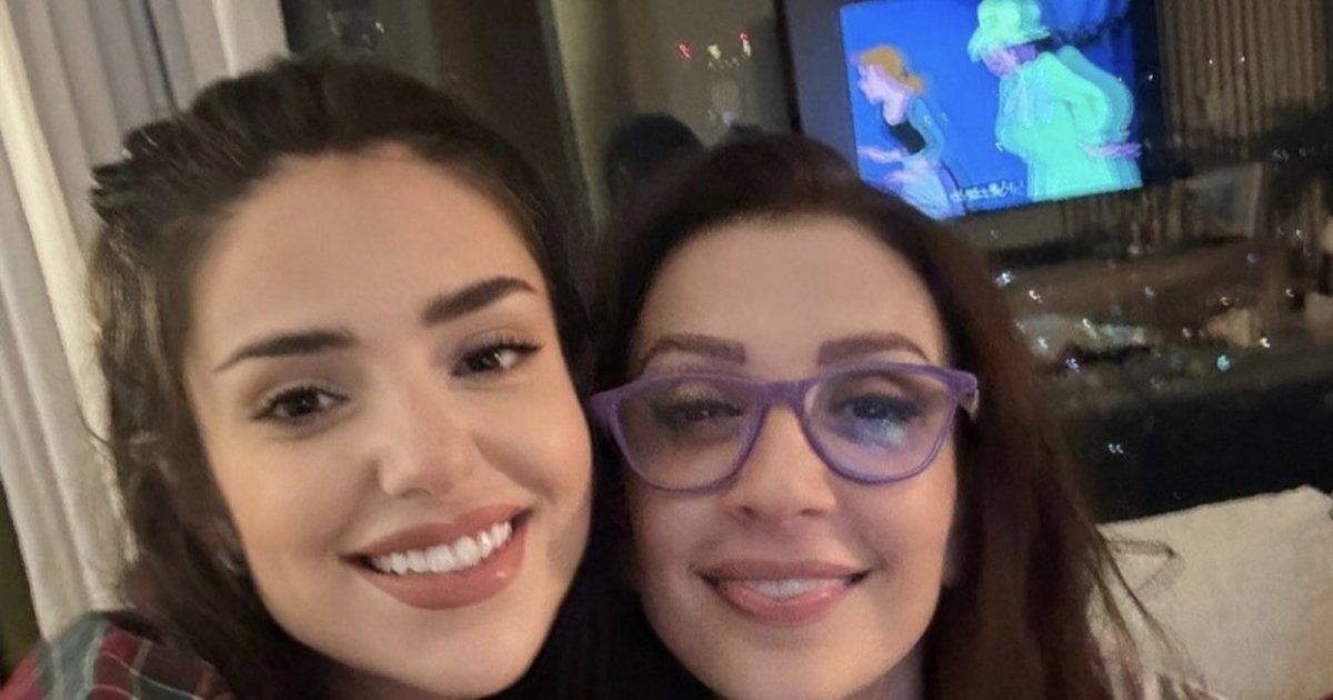 وفاء موصللي بصور عفوية ولذيذة للغاية برفقة إبنتها وقططهما