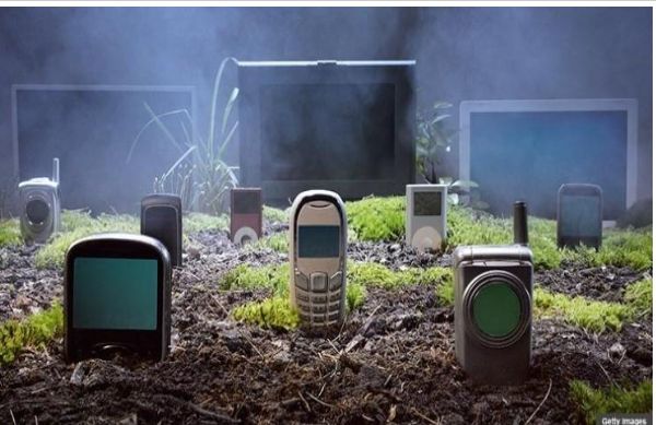 الامارات | موضة مرعبة تنتشر في العالم: موتى يطلبون دفن هواتفهم معهم