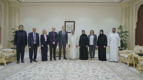 حاكم الشارقة يلتقي وفد جامعة ليفربول الإنجليزية
