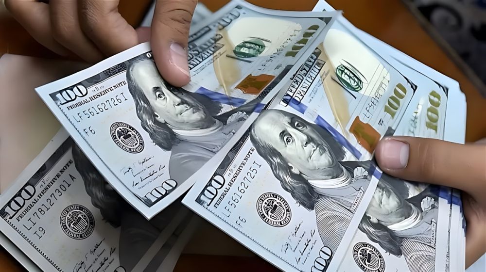 الدولار يرتفع ويتجه لتحقيق مكاسب أسبوعية