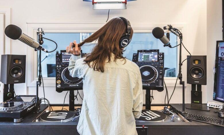 الامارات | حيَّرت الموسيقيين منذ عام 1984 .. حل لغز "أكثر أغنية غامضة على الإنترنت"