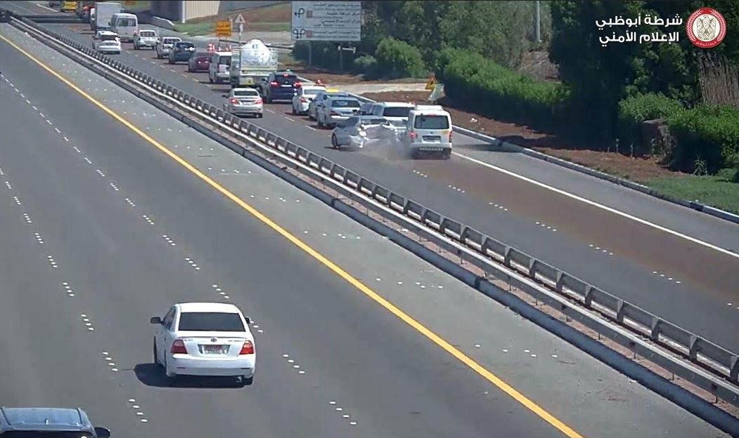 الامارات | شرطة أبوظبي: مخالفة الانشغال عن الطريق أثناء القيادة 800 درهم
