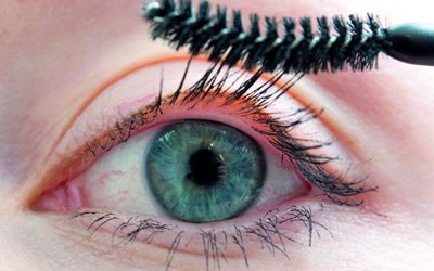 الامارات | وصفة سحرية لتقوية وتكثيف الرموش