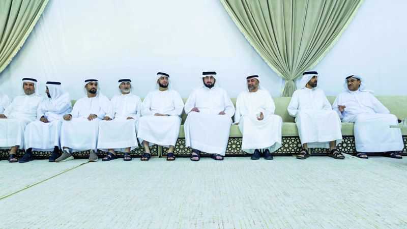 الامارات | أحمد بن محمد يقدّم واجب العزاء في وفاة عبدالرحيم أبوالشوارب