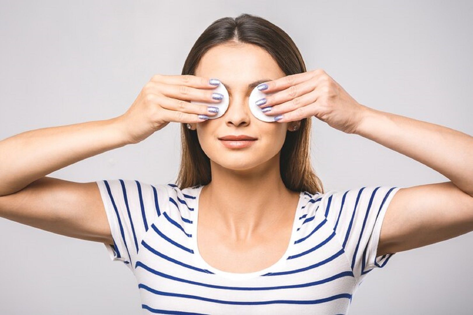 فوائد زيت الورد لعلاج الخطوط الرفيعة حول العينين.. سر الشباب الدائم