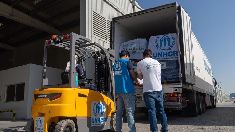 بتوجيهات محمد بن راشد.. «دبي الإنسانية» تنقل 192 طناً من المساعدات لدعم الشعب اللبناني
