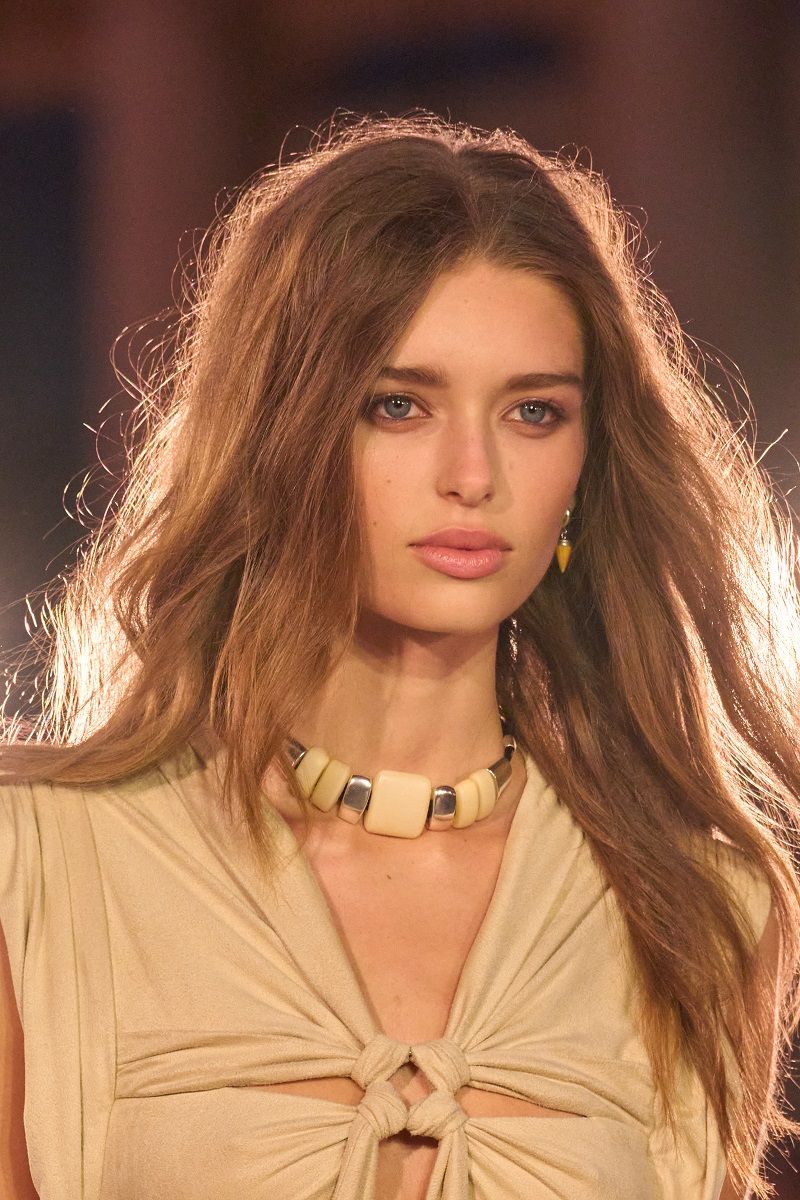 أفكار جمالية عصرية جذابة للمرأة الثلاثينية من وحي عروض الأزياء