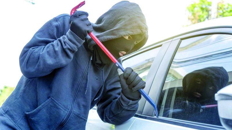 الامارات | 4 سلوكيات وراء سرقة مقتنيات من المركبات