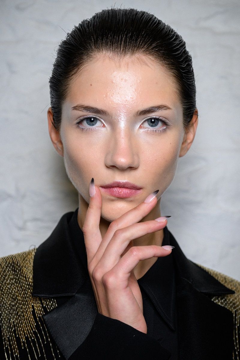 أفكار جمالية عصرية جذابة للمرأة الثلاثينية من وحي عروض الأزياء