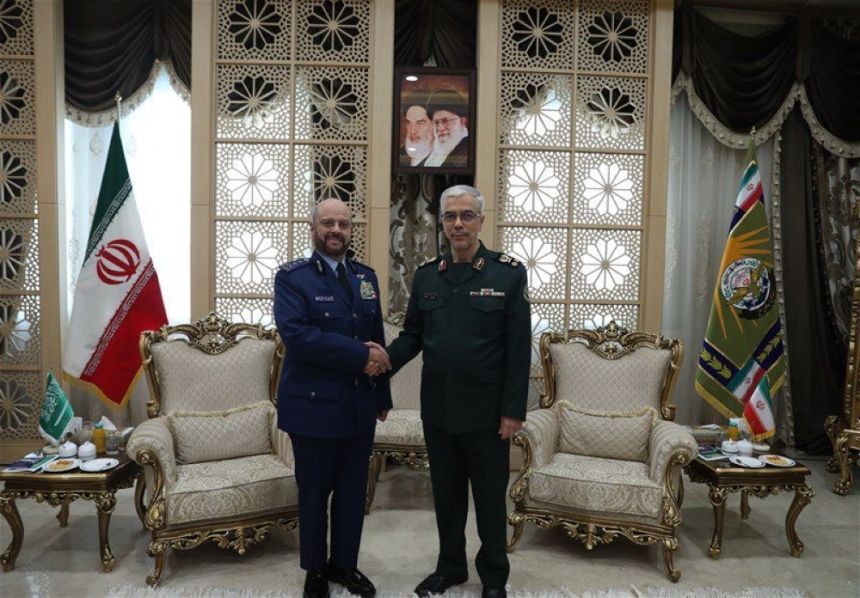 رئيس هيئة الأركان يزور إيران ويلتقي عددًا من المسؤولين لتطوير العلاقات