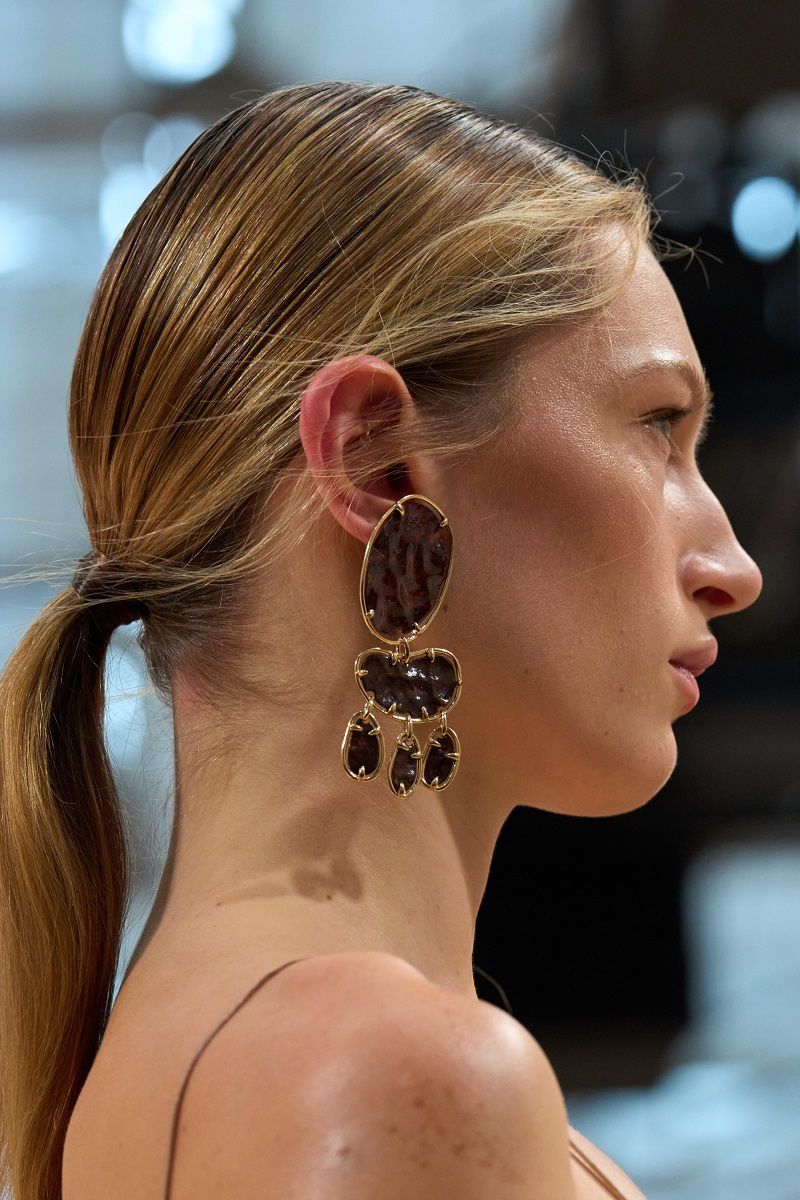 أفكار جمالية عصرية جذابة للمرأة الثلاثينية من وحي عروض الأزياء