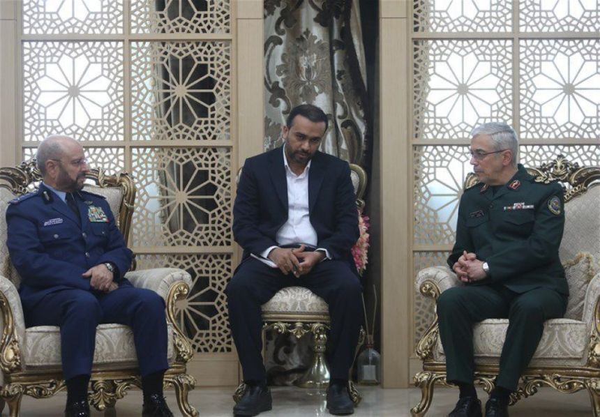 رئيس هيئة الأركان يزور إيران ويلتقي عددًا من المسؤولين لتطوير العلاقات