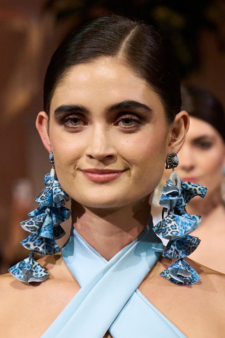 أفكار جمالية عصرية جذابة للمرأة الثلاثينية من وحي عروض الأزياء