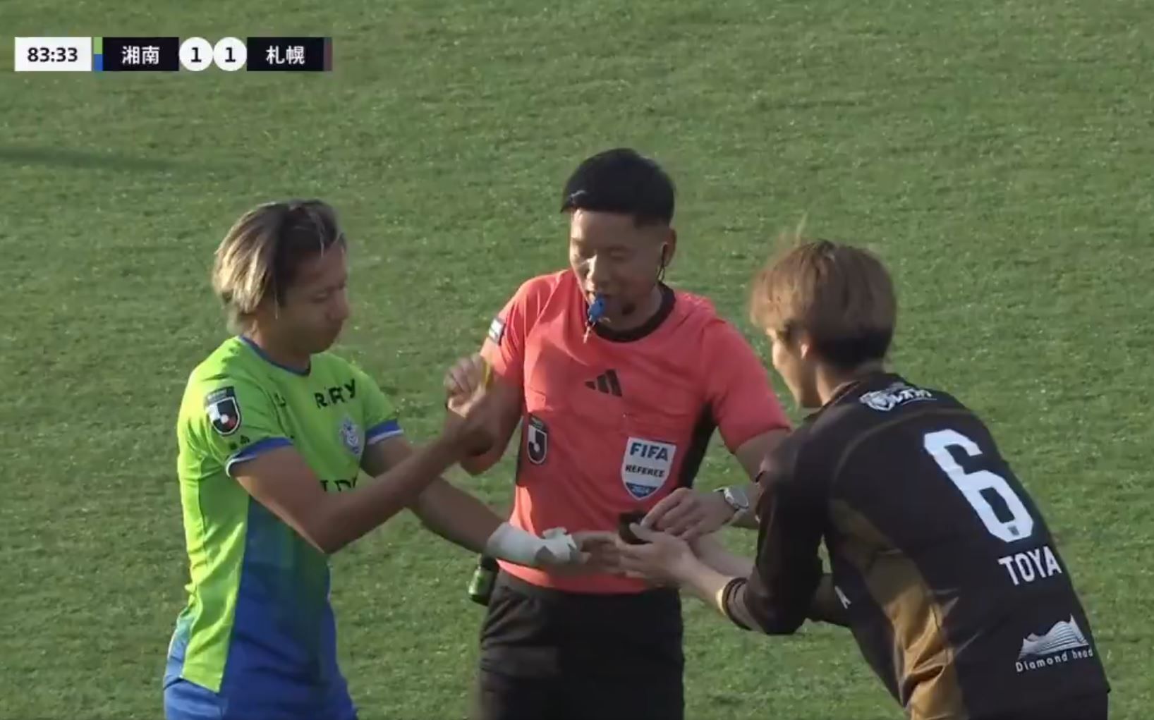 الامارات | في اليابان فقط.. كيف يتصرف اللاعب مع الحكم؟! (فيديو)