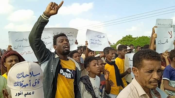 أبين.. تظاهرة شعبية تطالب بالقصاص من قاتل لاعب كرة قدم في خنفر