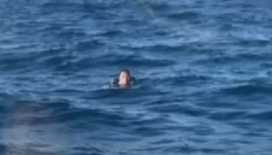 الامارات | نجاة بحار فيتنامي سقط من سفينة شحن وسبح 20 ساعة متواصلة