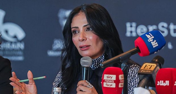 منى زكي تدعم مُخرِجات السينما بمبادرة جديدة في البحرين