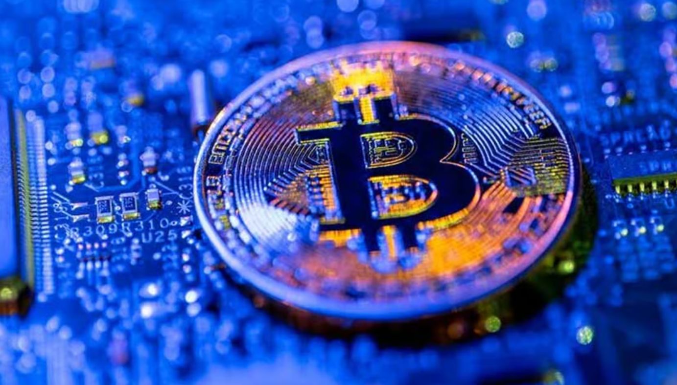 سعر البيتكوين يواصل التحليق عاليا ويحقق قمة جديدة: التفاصيل