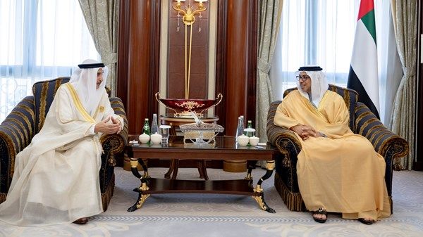 منصور بن زايد يستقبل نائب رئيس مجلس الوزراء البحريني على هامش القمة العربية الإسلامية بالرياض
