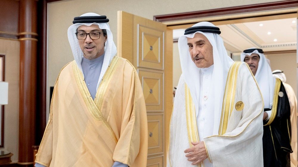 منصور بن زايد يستقبل نائب رئيس مجلس الوزراء البحريني على هامش القمة العربية الإسلامية بالرياض