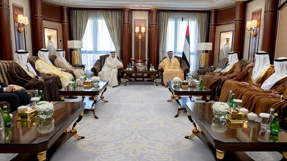 منصور بن زايد يستقبل نائب رئيس مجلس الوزراء البحريني على هامش القمة العربية الإسلامية بالرياض