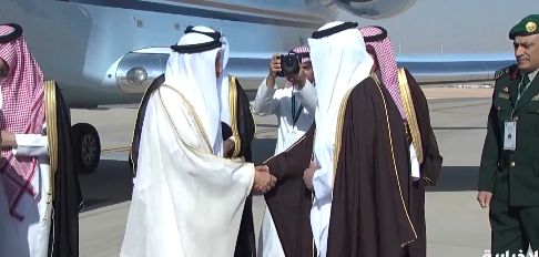 السعودية | نائب رئيس مجلس الوزراء البحريني يصل إلى الرياض وفي مقدمة مستقبليه نائب أمير المنطقة