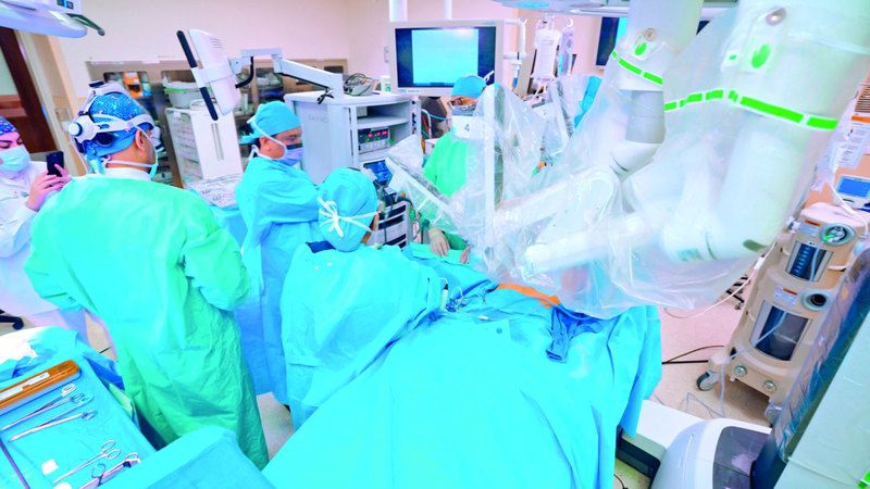 الامارات | «كليفلاند كلينك أبوظبي»: نجاح أول «جراحة روبوتية» لاستئصال ورم في الثدي