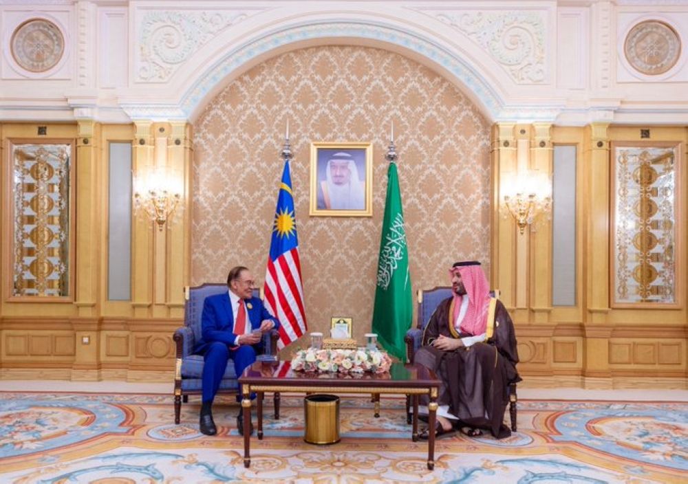 ولي العهد يلتقي رئيس الوزراء الماليزي ويستعرضان فرص تنمية العلاقات