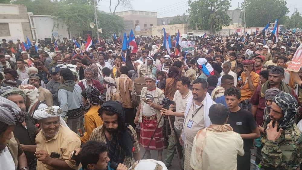 قبائل أبين تعلن قطع الخط الدولي على الآليات العسكرية للإمارات والانتقالي حتى الكشف عن مصير "عشال"