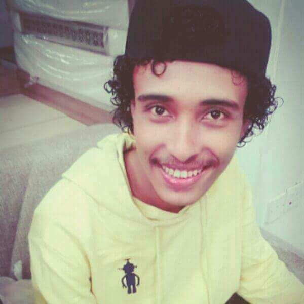 شاب يُنهي حياة والدته طعنًا بآلة حادة في أحد الأحياء بمدينة "عدن" 