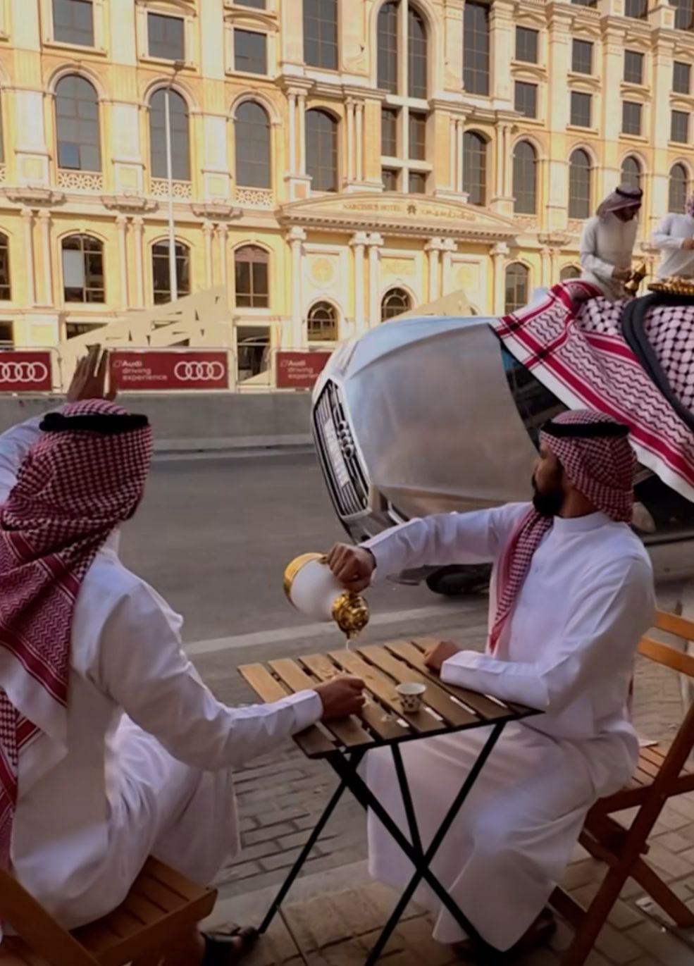 سيارة بالشِماغ والعقال: تفحيط مثير لسعوديين وسط أجواء القهوة .. فيديو