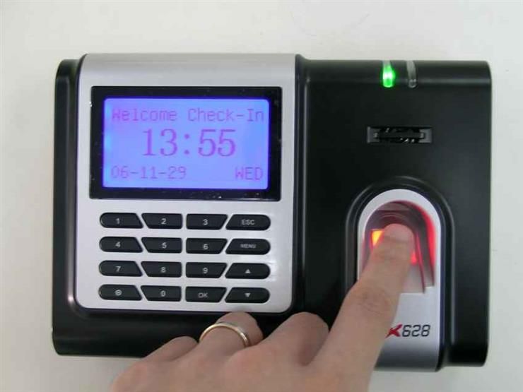 الامارات | مصر: محاكمة 11 موظفاً تحايلوا على "بصمة الحضور والانصراف" بأصابع من السيليكون