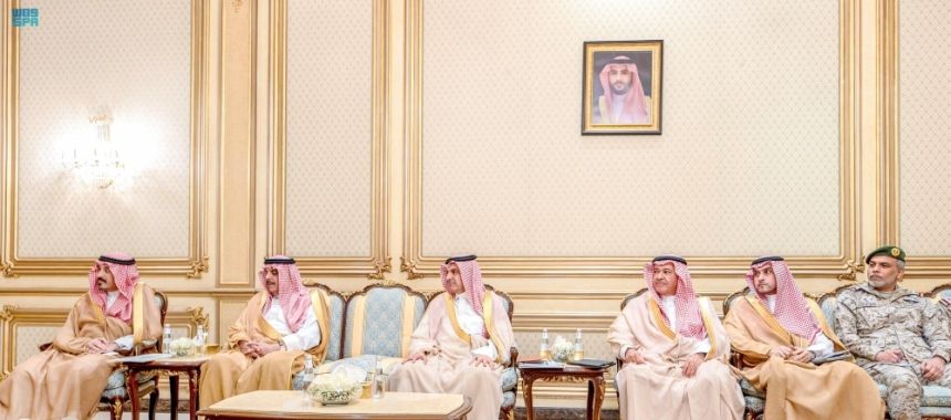 وزير الدفاع يبحث تطوير الشراكة الاستراتيجية مع نظيره البريطاني