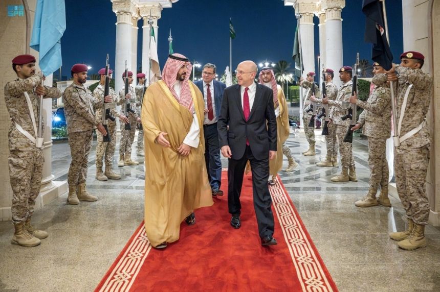 وزير الدفاع يبحث تطوير الشراكة الاستراتيجية مع نظيره البريطاني