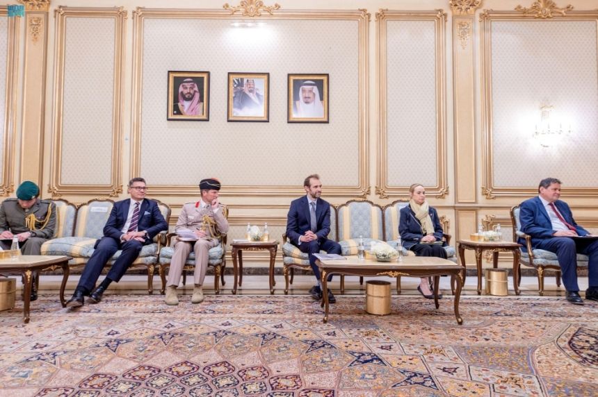 وزير الدفاع يبحث تطوير الشراكة الاستراتيجية مع نظيره البريطاني