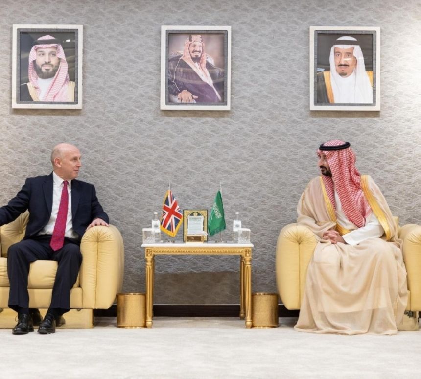 وزير الحرس الوطني يستقبل وزير الدفاع البريطاني