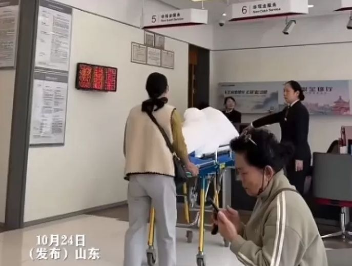 الامارات | امرأة تضطر لدفع والدها وهو على سرير المشفى للبنك لتأكيد هويته