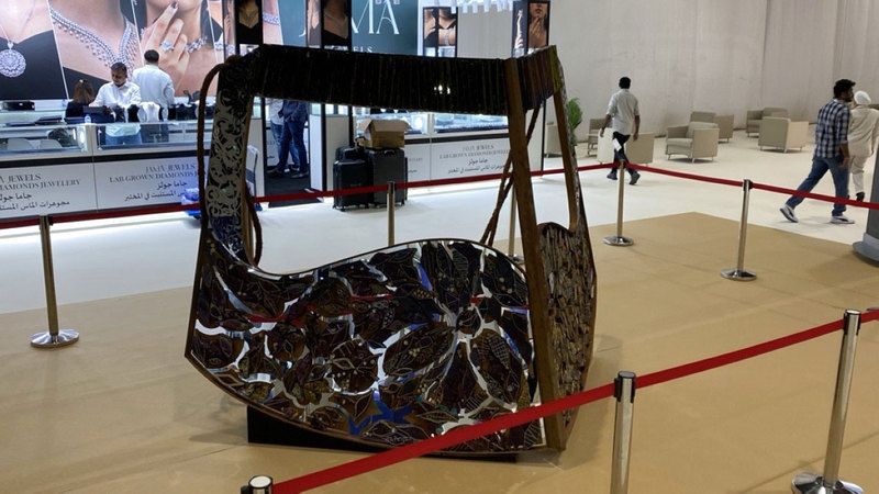 الامارات | «برقع عين النخل».. حكاية من تراث الإمارات في «مجوهرات أبوظبي»