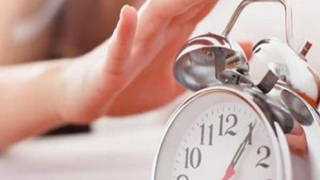 الامارات | لماذا تجد صعوبة في ترك السرير عند الاستيقاظ.. اعرف السر