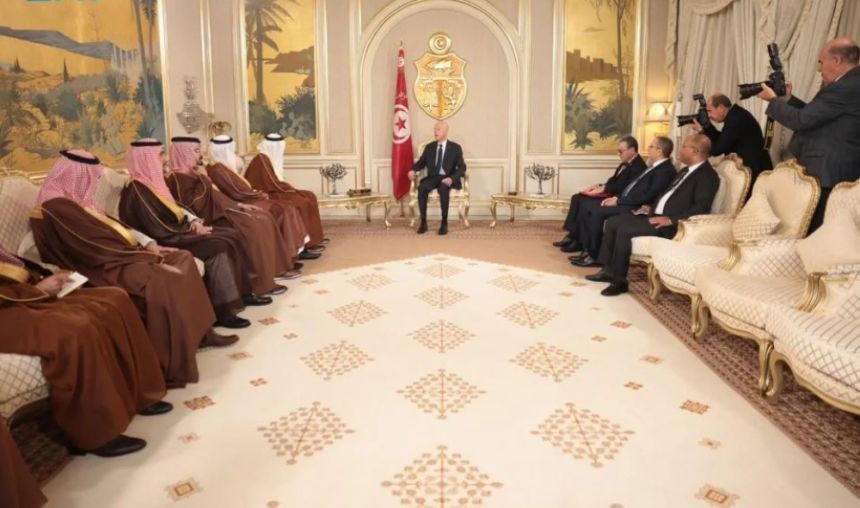 وزير الاستثمار يستعرض علاقات التعاون مع الرئيس التونسي