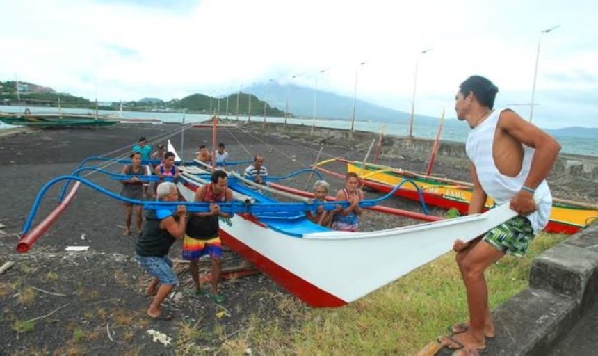 إعصار "مان-يي" بالفلبين..  إجلاء 250 ألف شخص وإلغاء الرحلات الجوية