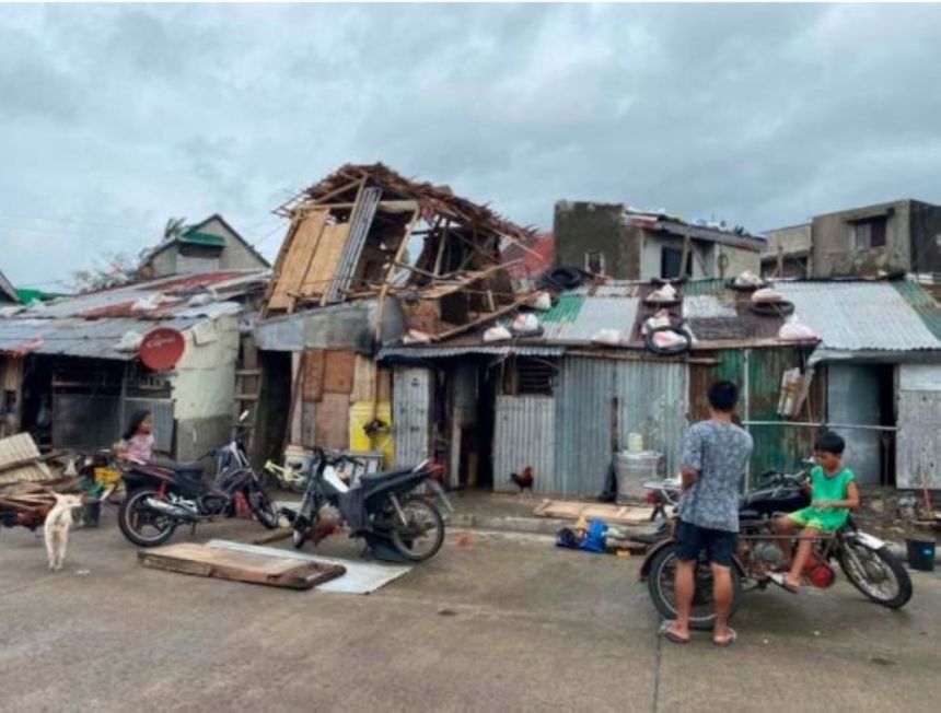 صور| السادس في أقل من شهر.. إعصار "مان يي" يضرب الفلبين
